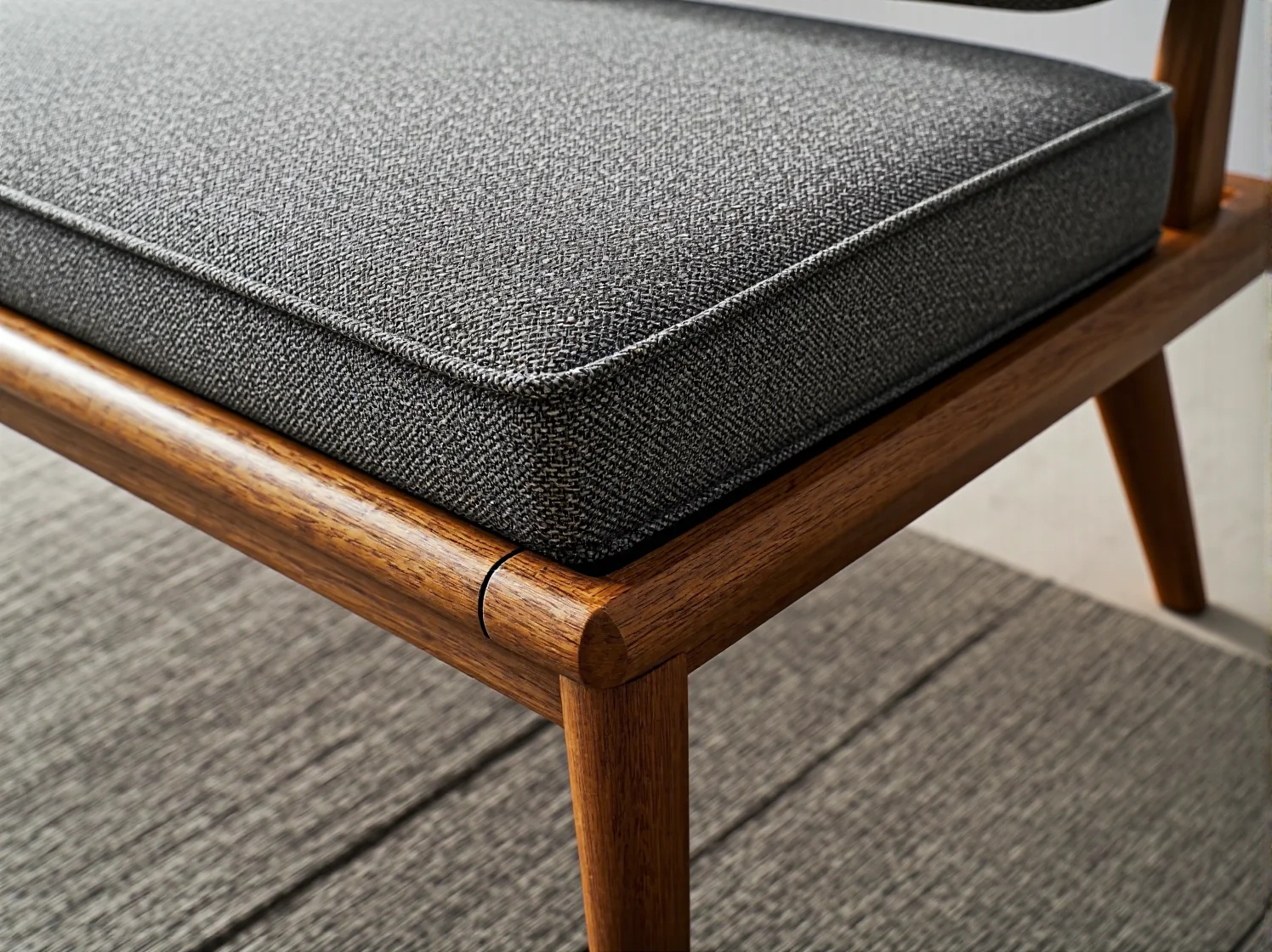 Aranżacja loftowej jadalni ze stołem industrialnym, czarnymi krzesłami i wiszącymi lampami.