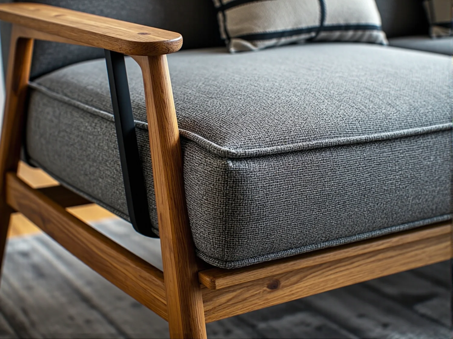 Praktyczna aranżacja małej kawalerki z łóżkiem składanym.