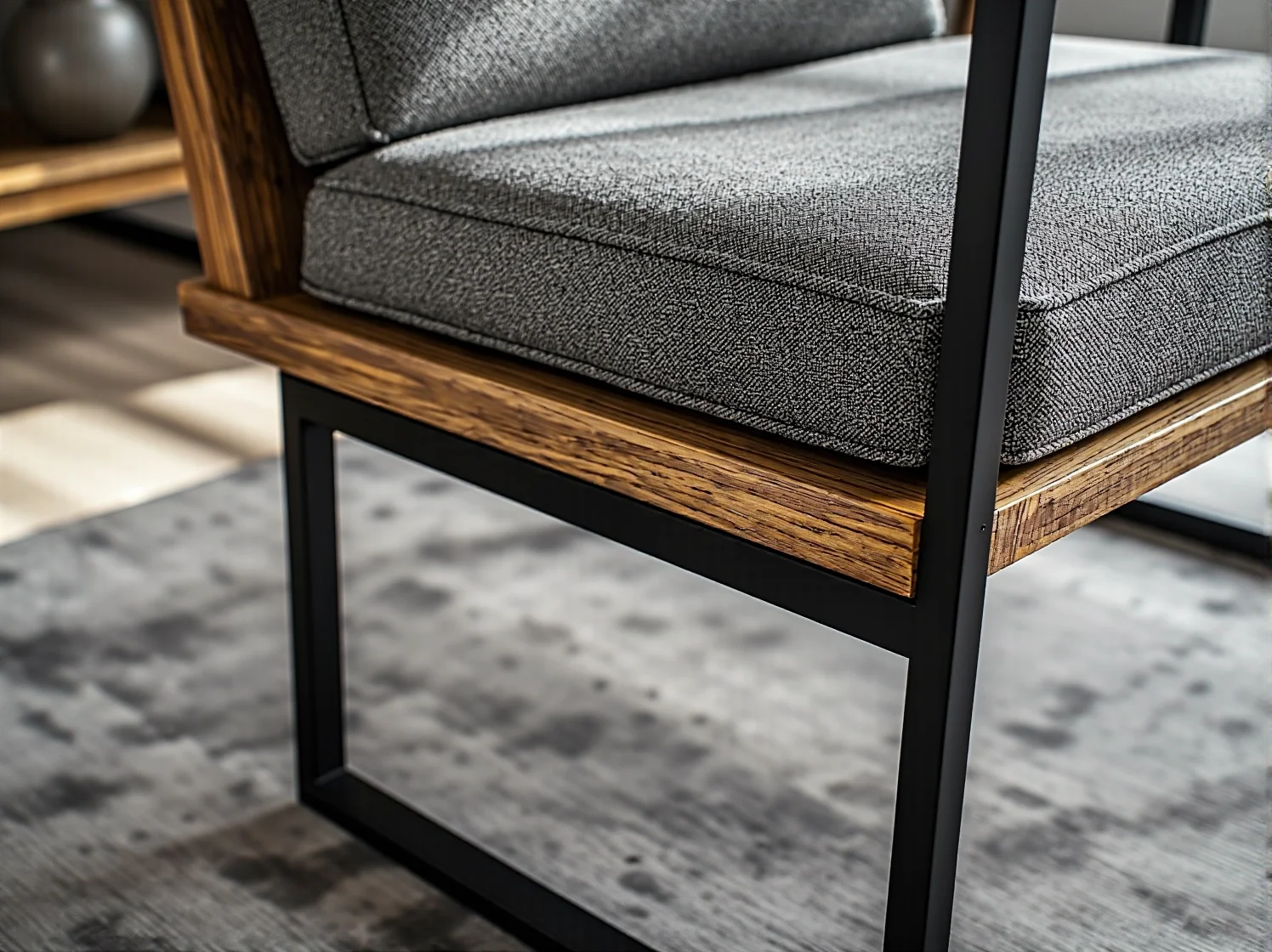 Biały regał ścienny z książkami w nowoczesnym salonie.