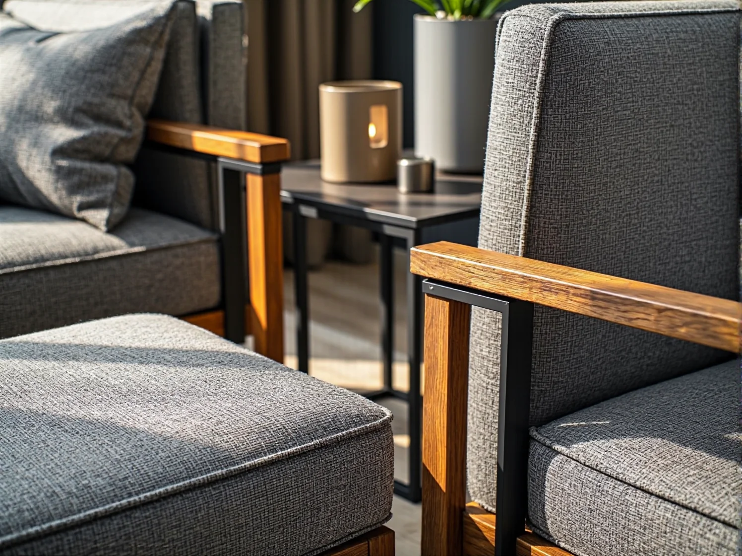 Ciepła barwa światła solarnych latarenek wśród ogrodowej zieleni.