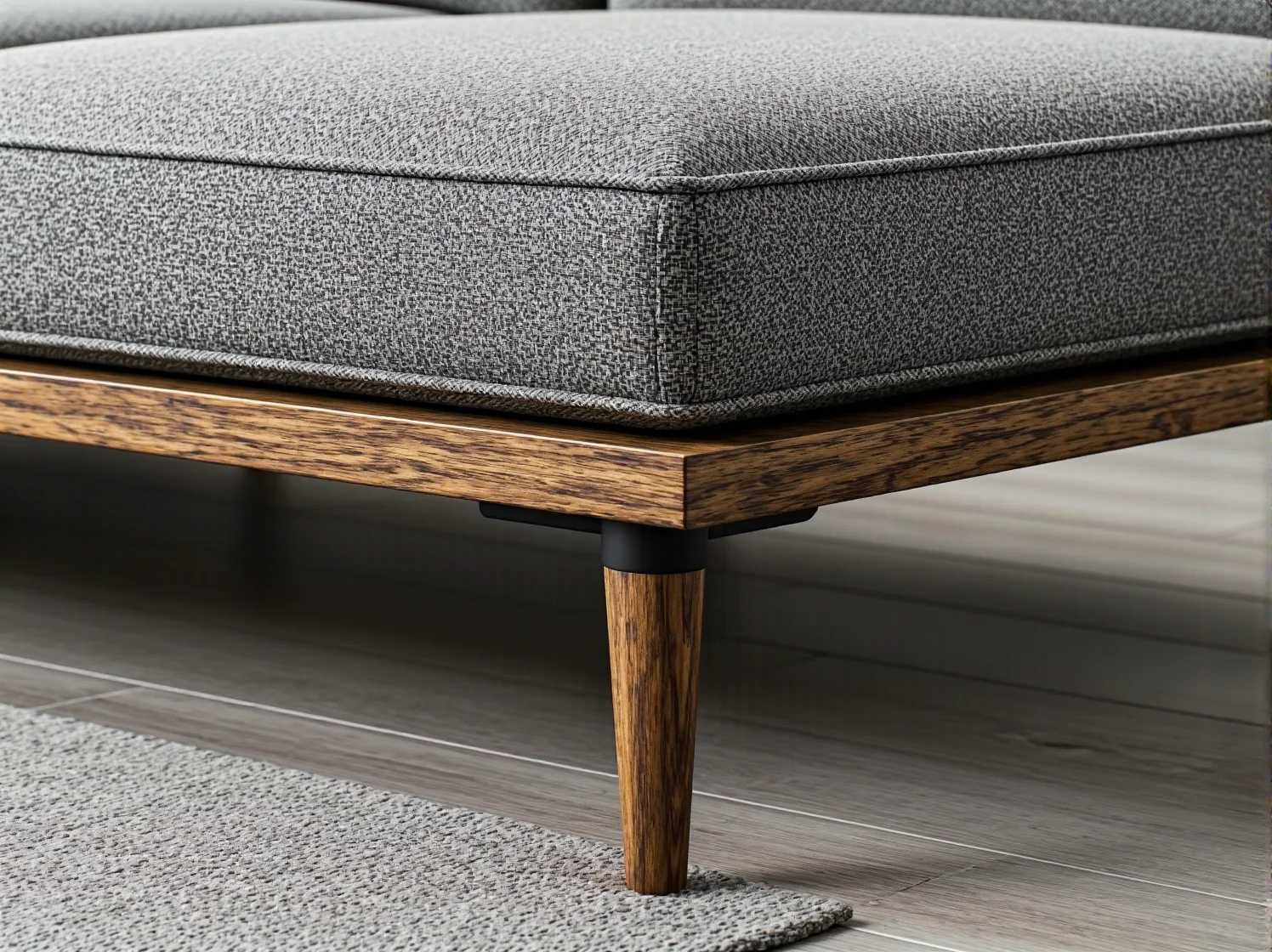 Zdejmowanie zniszczonego materiału i obicia ze starej kanapy.