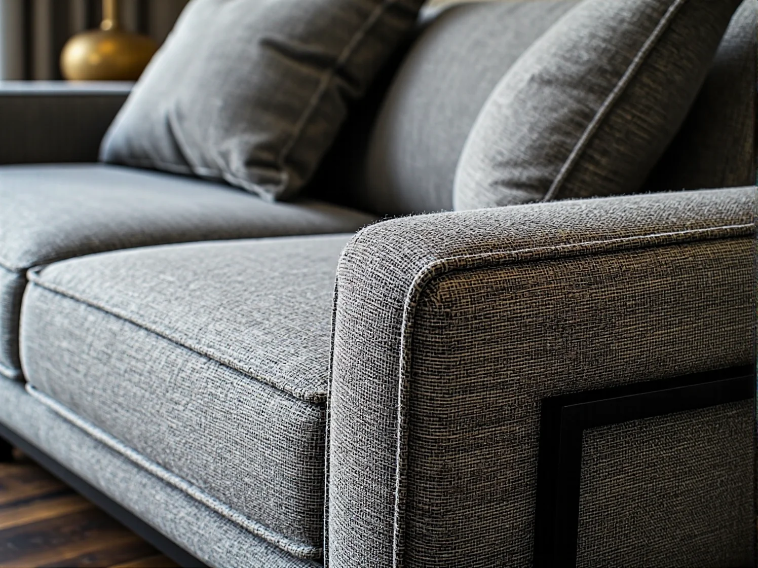 Zbliżenie na detale i fakturę drewna w stylowym regale biurowym