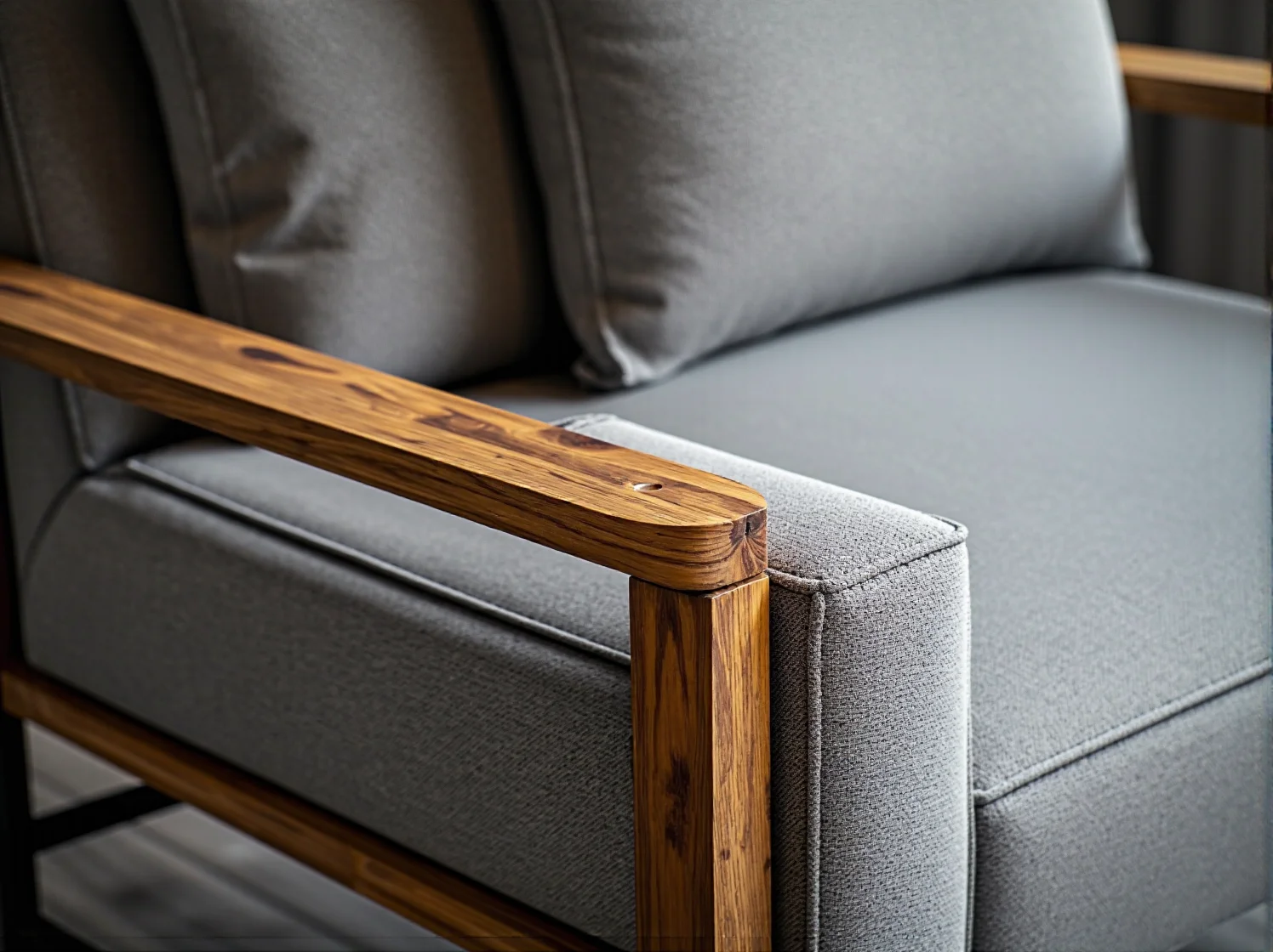 Solidny drewniany stół w stylu skandynawskim z ukrytą wkładką powiększającą.