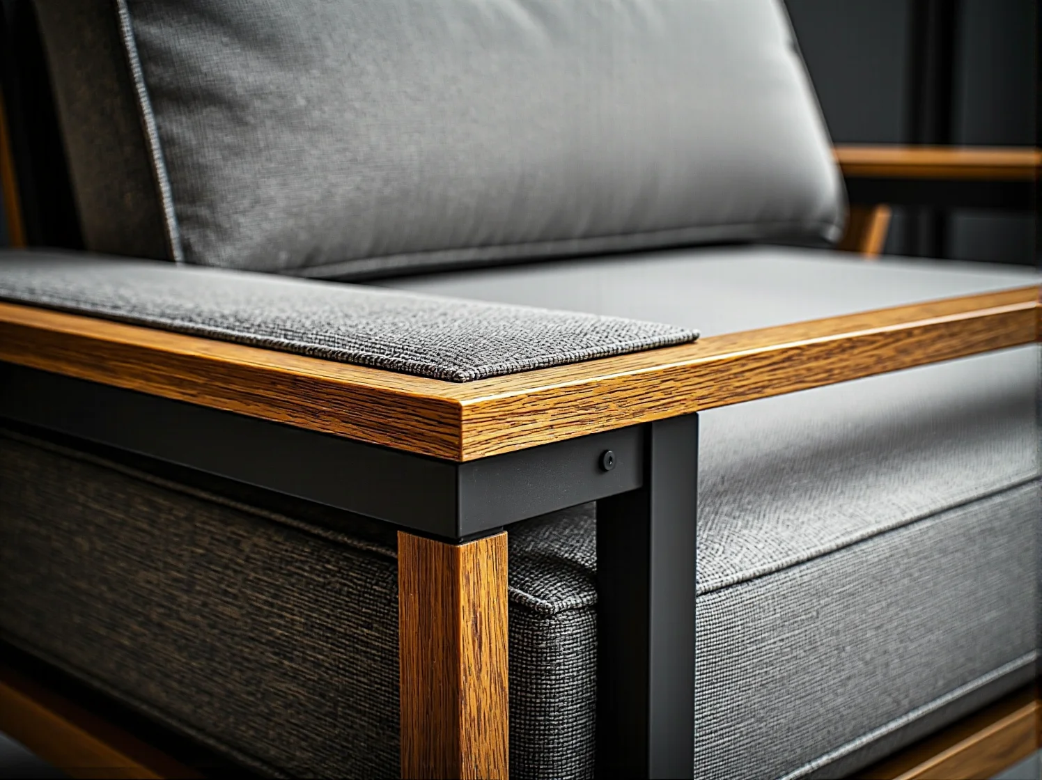 Malowanie metalowego stołu na tarasie trwałą farbą do renowacji z naszego rankingu.