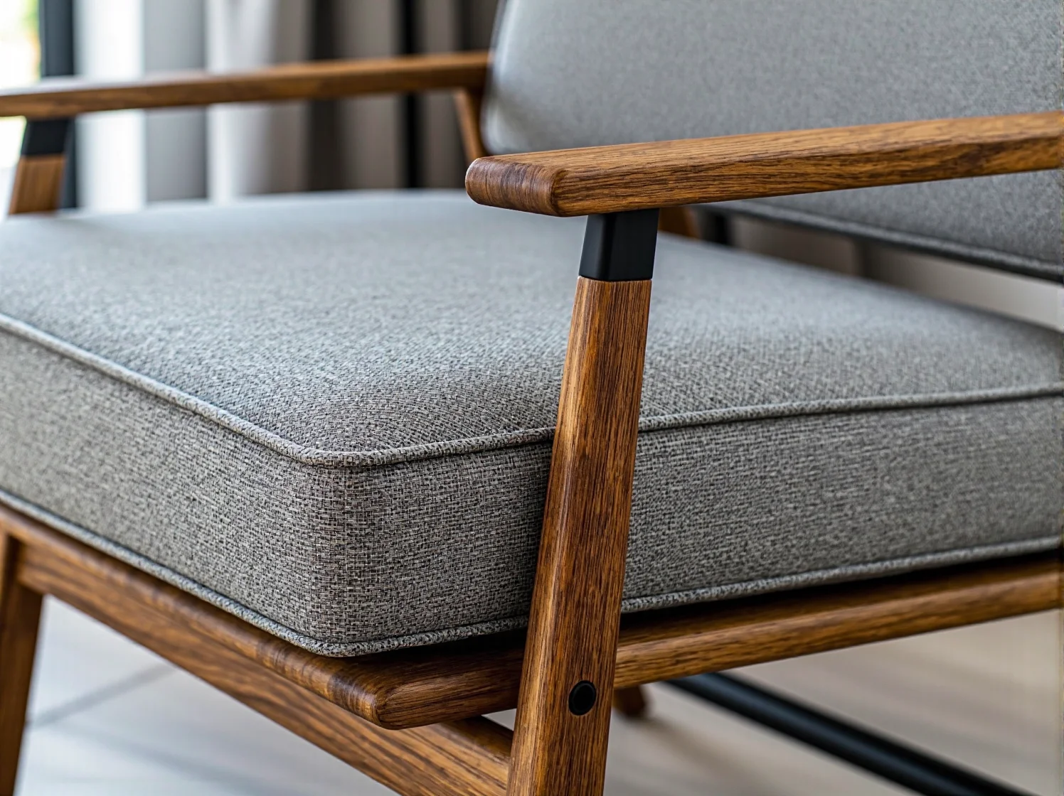 Rozkładany stolik kawowy z półką i zamykanym schowkiem, łączący styl i funkcjonalność.