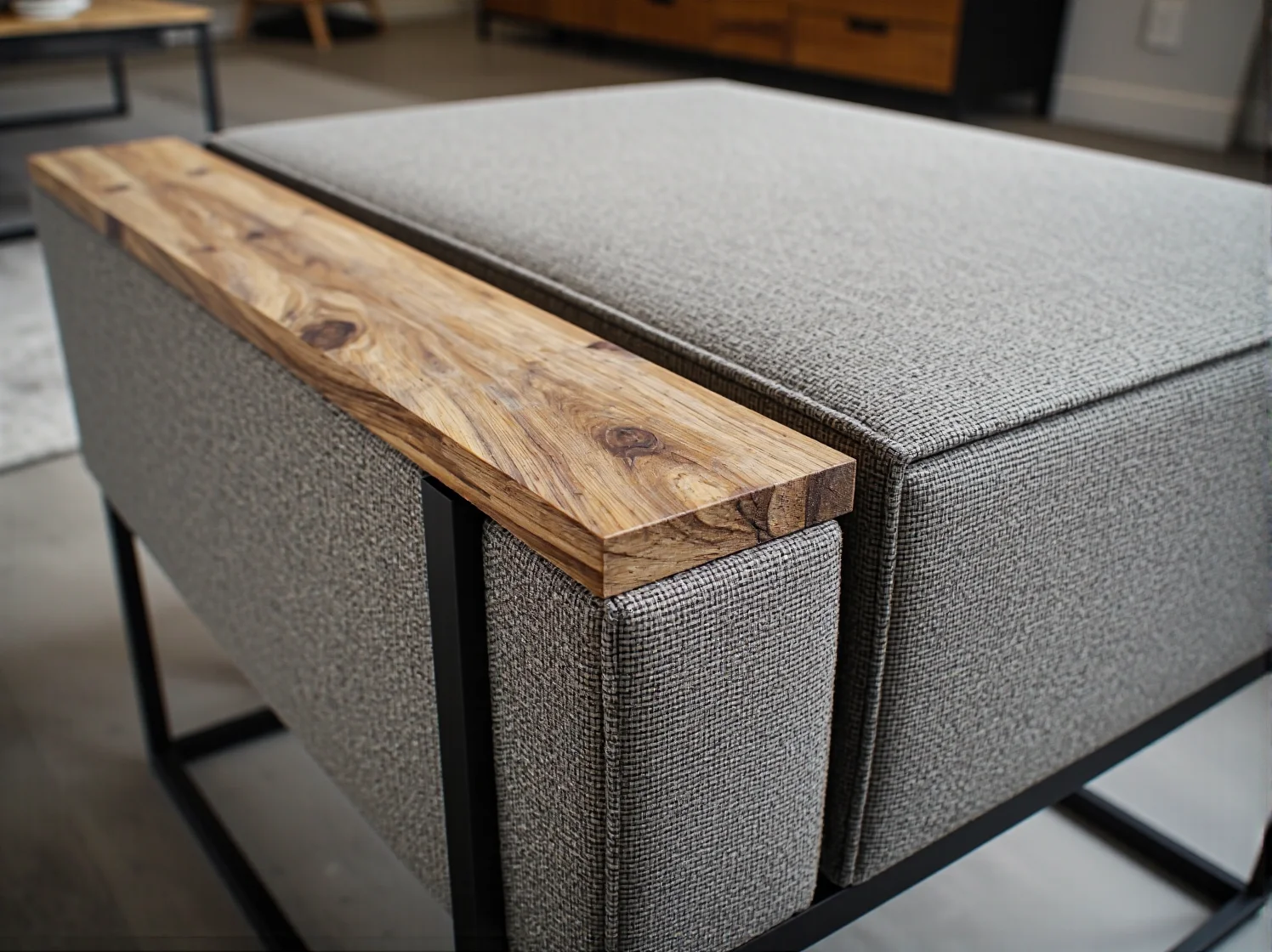 Detale mechanizmu składania w nowoczesnym krześle w stylu loftowym.