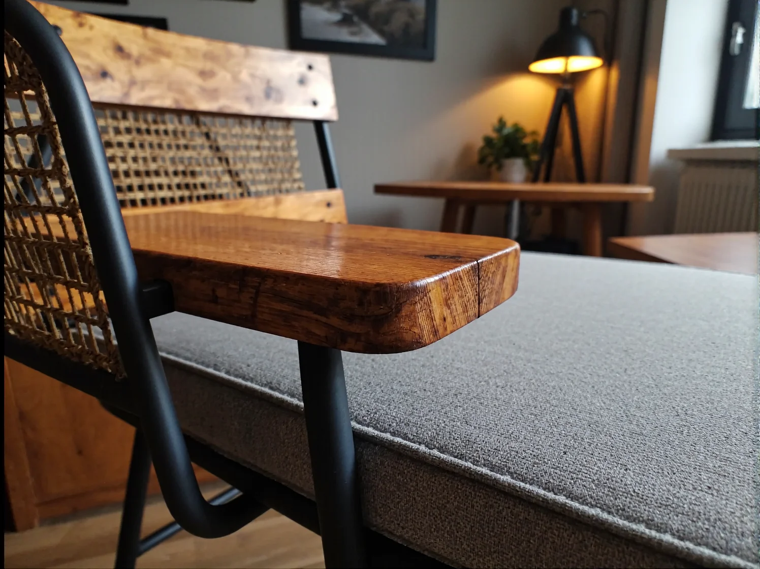 Mycie krzesła aluminiowego za pomocą miękkiej gąbki i łagodnego detergentu. Krok po kroku.