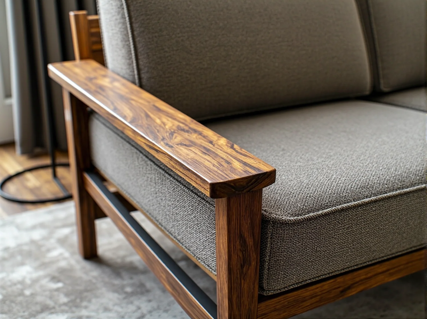 Wymiana gąbki i naprawa drewnianego stelaża mebla.