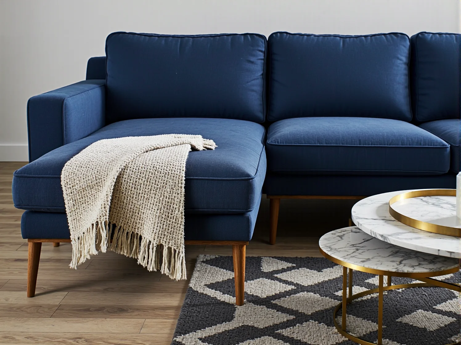 Aranżacja dużego salonu z oknami tarasowymi i stylowym, nowoczesnym narożnikiem.