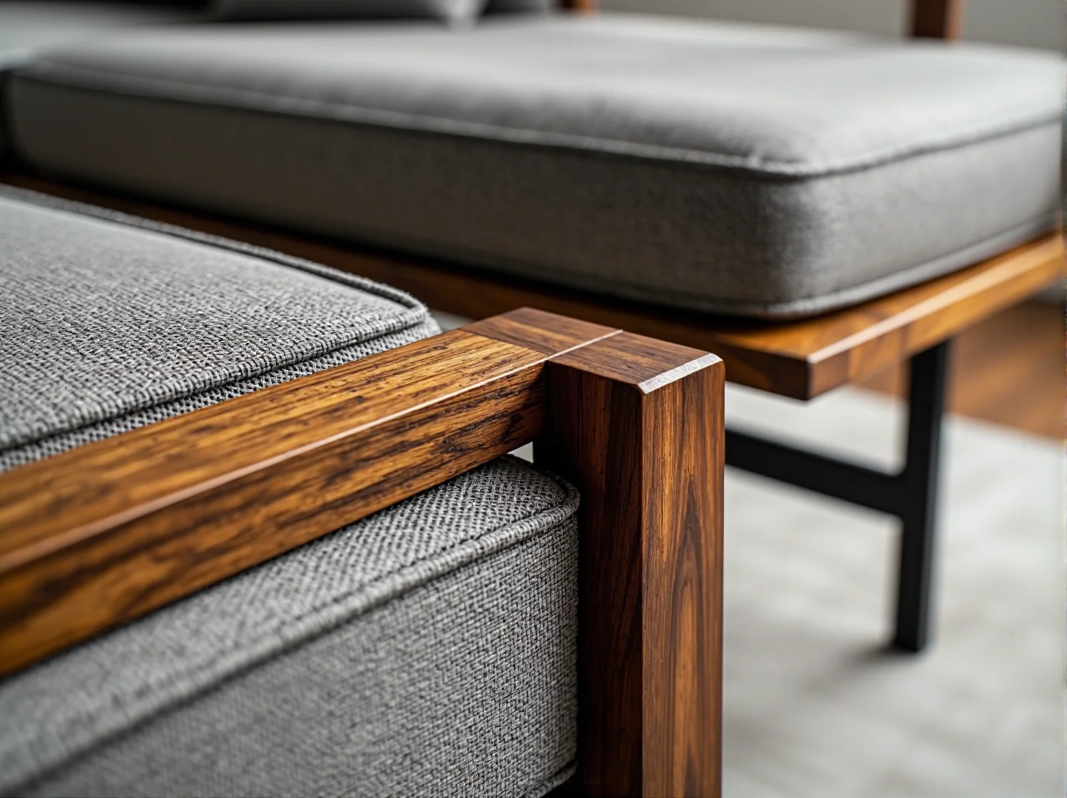 Przeszklone drzwi tarasowe zacierające granicę między pokojem dziennym a zadaszonym balkonem.