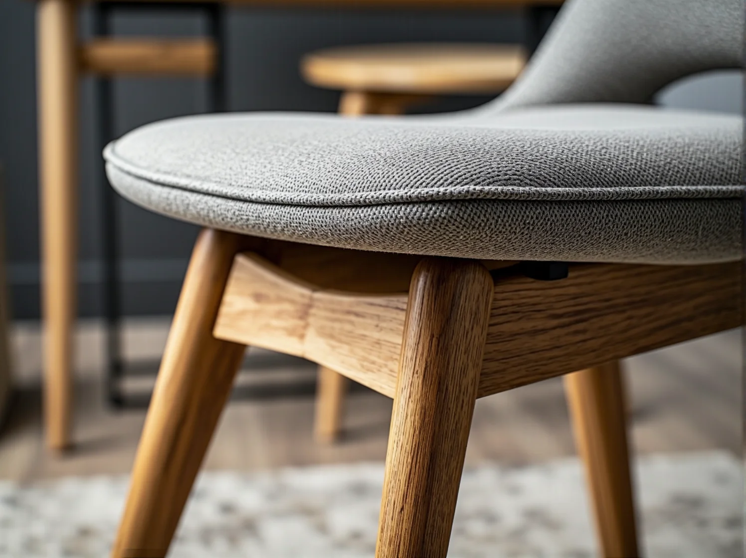 Szlifowanie i przygotowanie starego drewnianego krzesła do renowacji