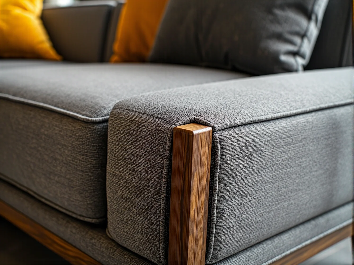 Rozkładana sofa z pojemnikiem na pościel jako sprytne rozwiązanie do małego mieszkania.