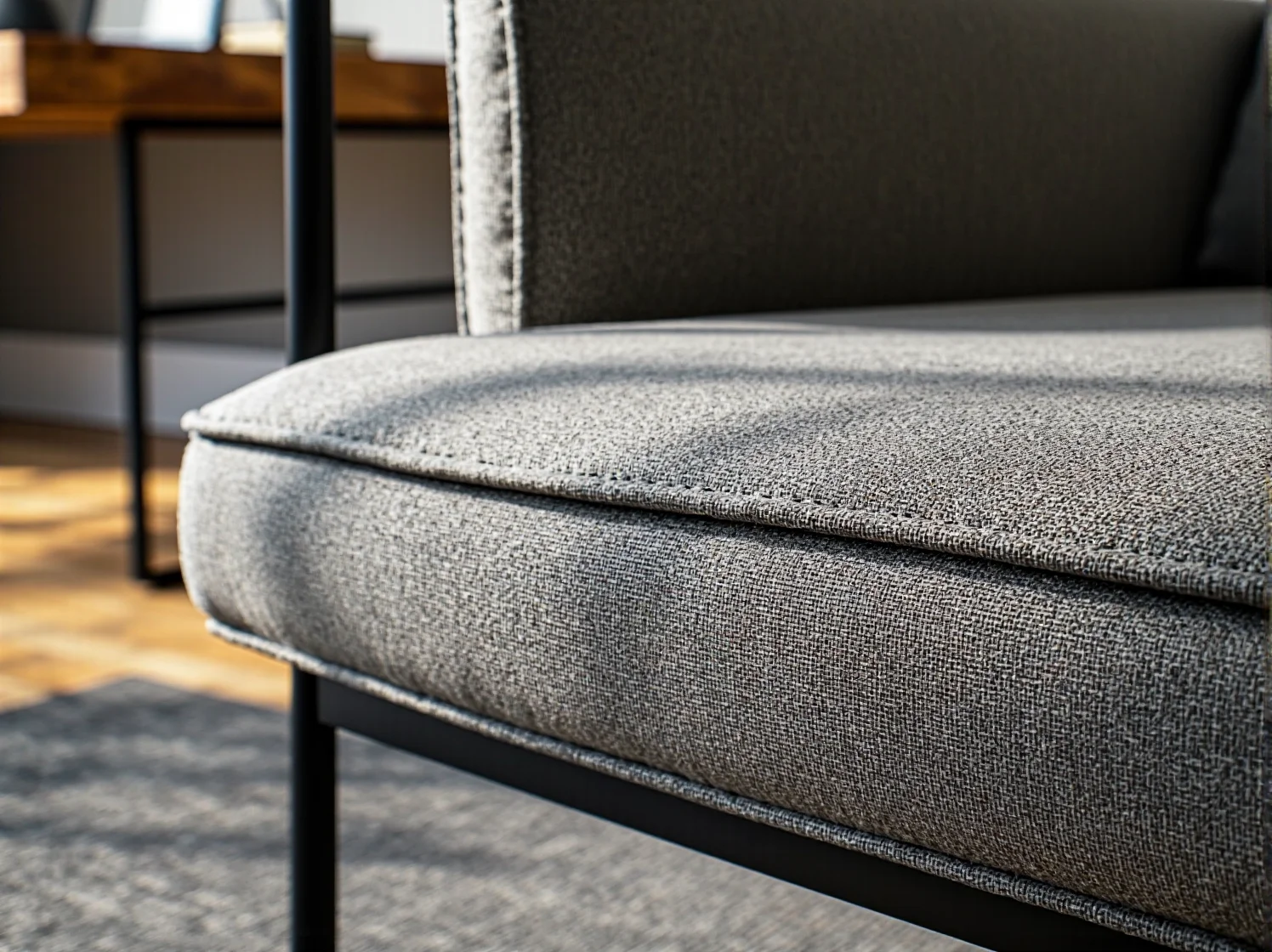 Rozkładany stół skandynawski zapewniający więcej miejsca podczas rodzinnych spotkań.