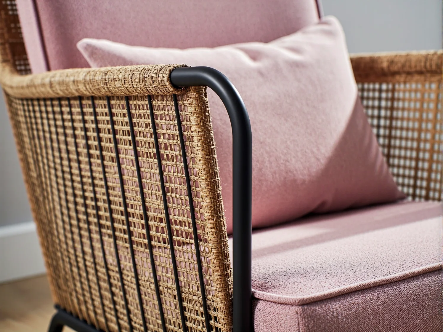 Różowa lampa LED w pastelowym odcieniu oświetlająca eleganckie meble ogrodowe.