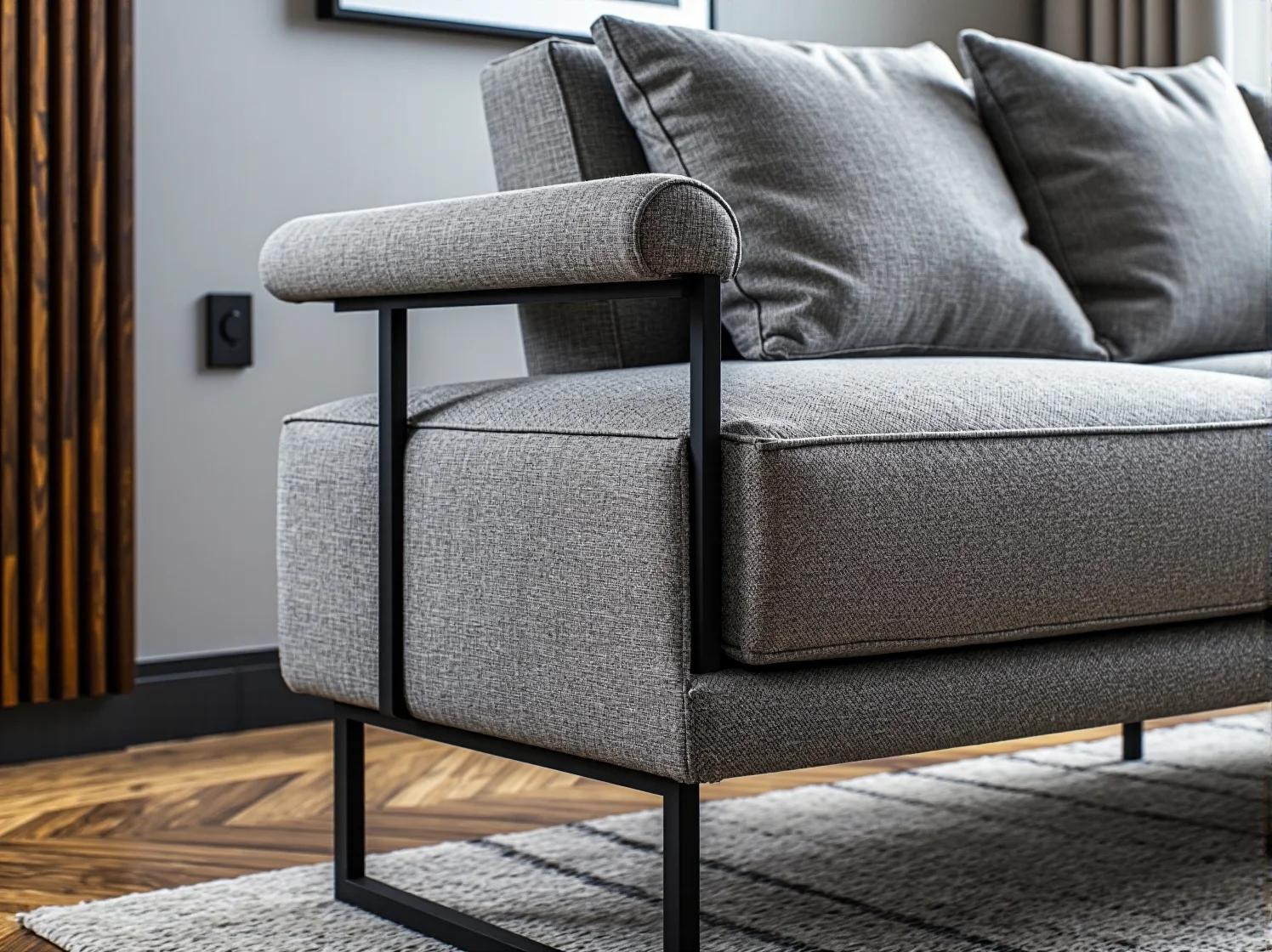 Stolik kawowy ze schowkiem i wiszące półki oszczędzające miejsce w pokoju dziennym