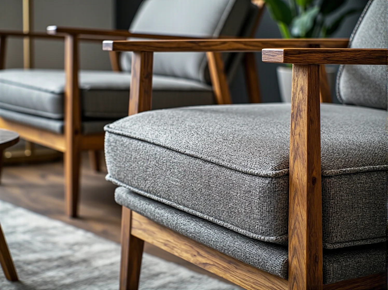 Stylowy regał na książki dopasowany do aranżacji małej przestrzeni.