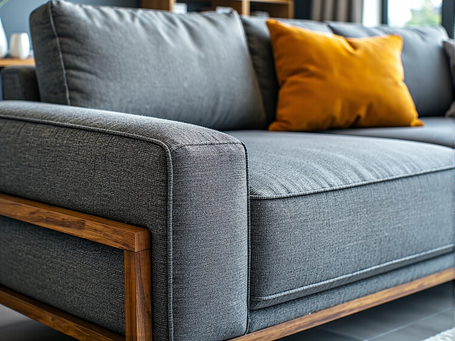 Naciąganie nowej tkaniny i tapicerowanie sofy zszywaczem.