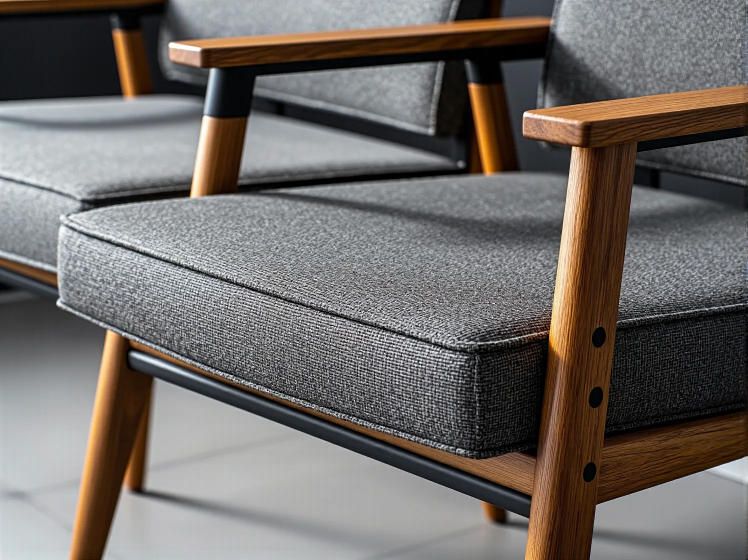 Pracownicy korzystający z wygodnych i dopasowanych krzeseł z wieloma funkcjami regulacji.