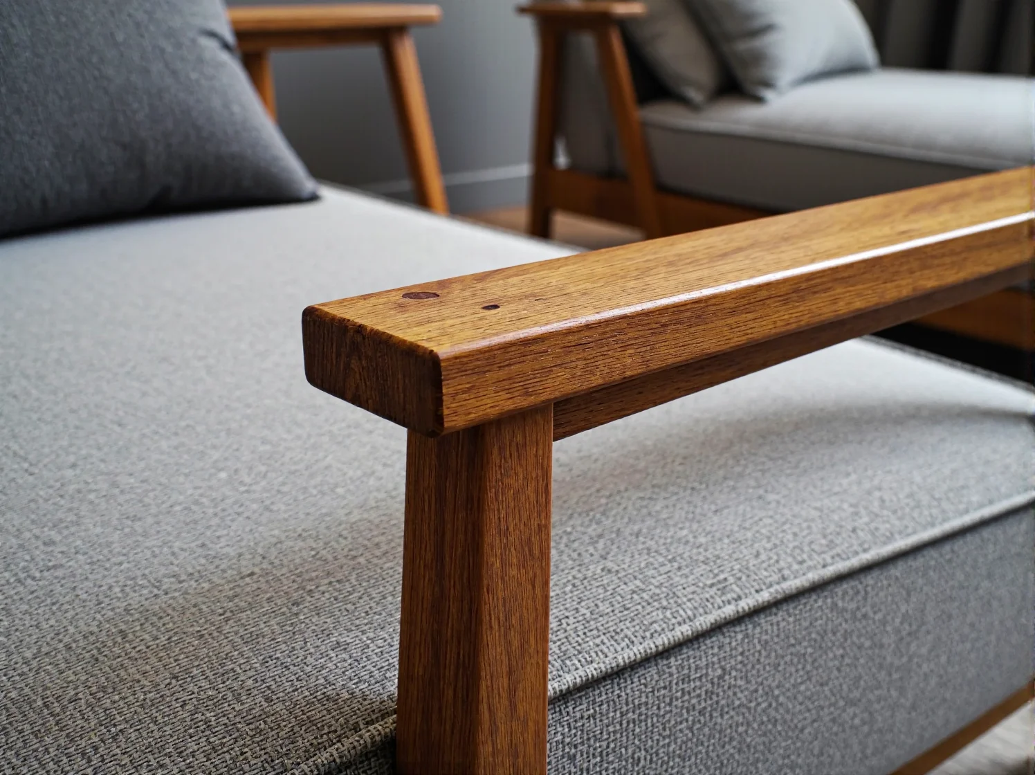 Kobieta śpiąca na wygodnym łóżku kontynentalnym z materacem ortopedycznym, redukującym bóle pleców.