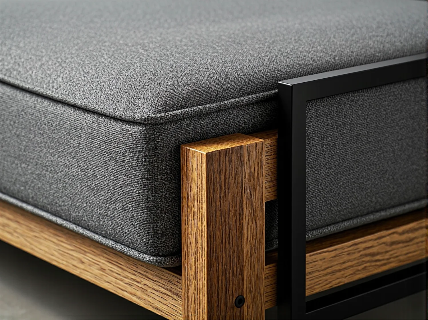 Zestaw dwóch krzeseł industrialnych z funkcją składania przy drewnianym stole.